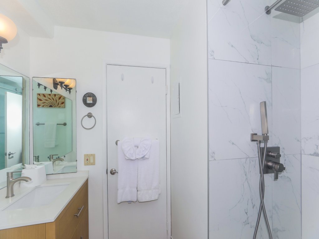 Discovery Bay 1309 Vacation Rental in Honolulu - RedAwning
