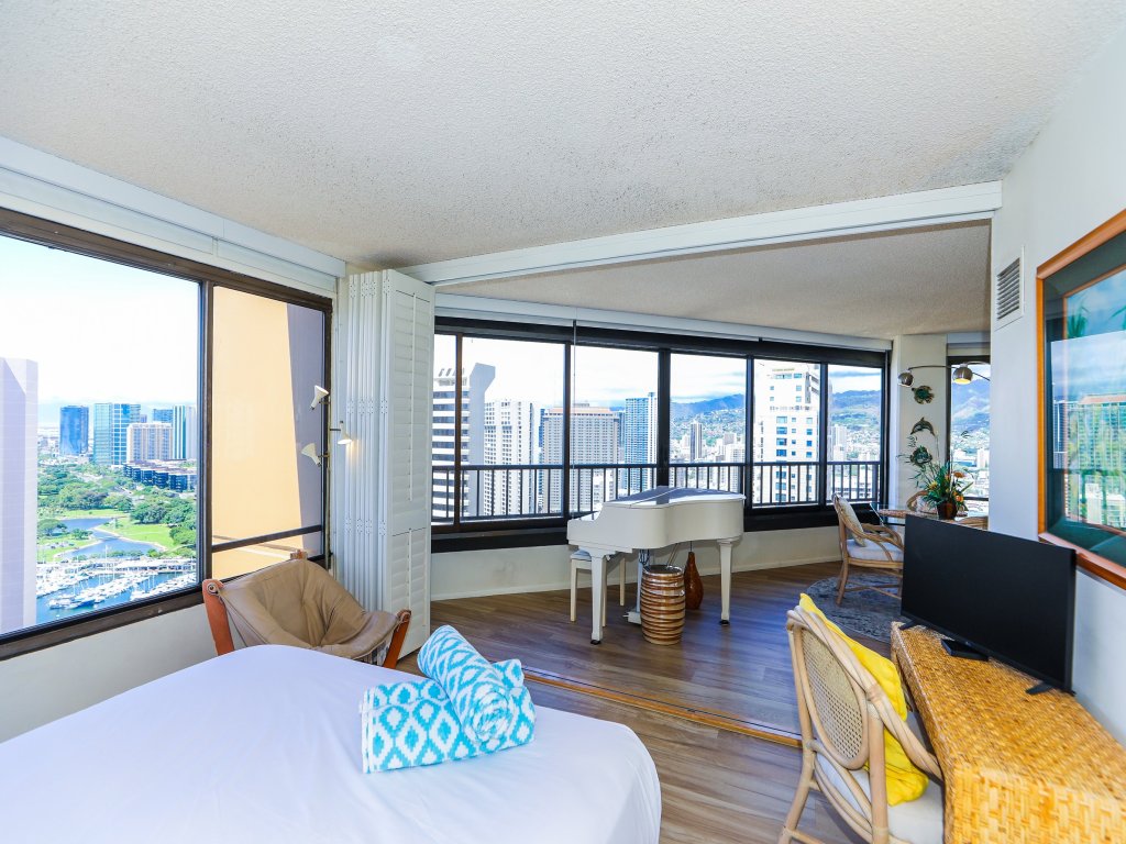 Discovery Bay 3604 Vacation Rental in Honolulu - RedAwning