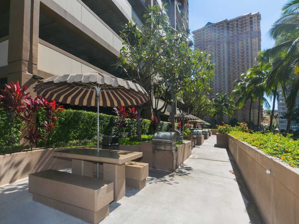 Discovery Bay 2712 Vacation Rental in Honolulu - RedAwning