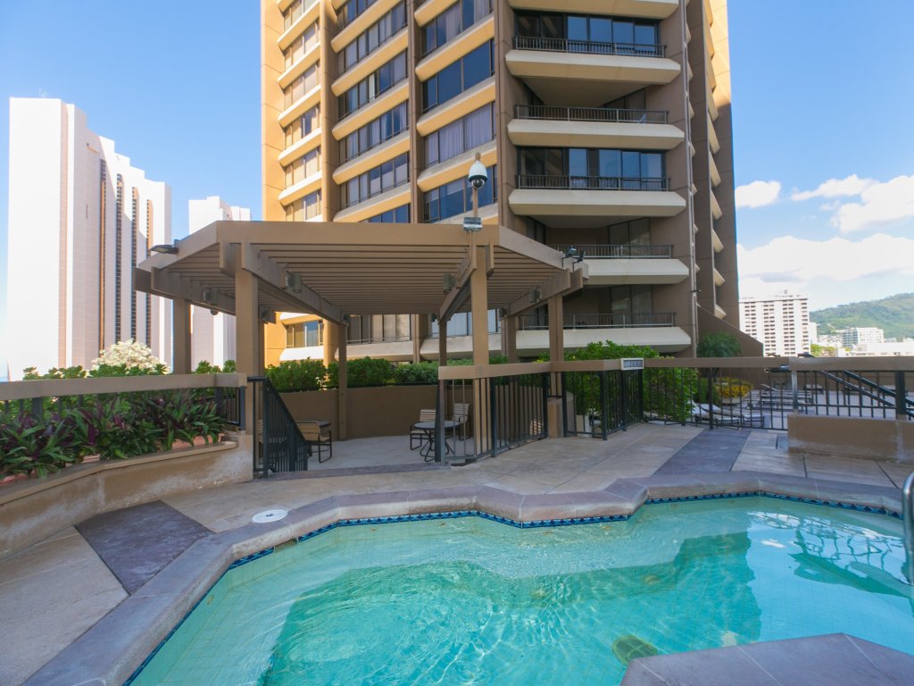 Discovery Bay 2712 Vacation Rental in Honolulu - RedAwning