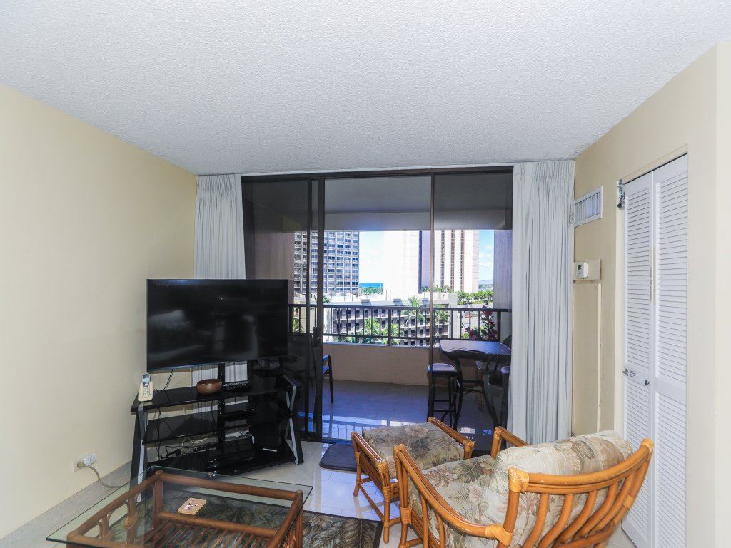 Discovery Bay 1103 Vacation Rental in Honolulu - RedAwning
