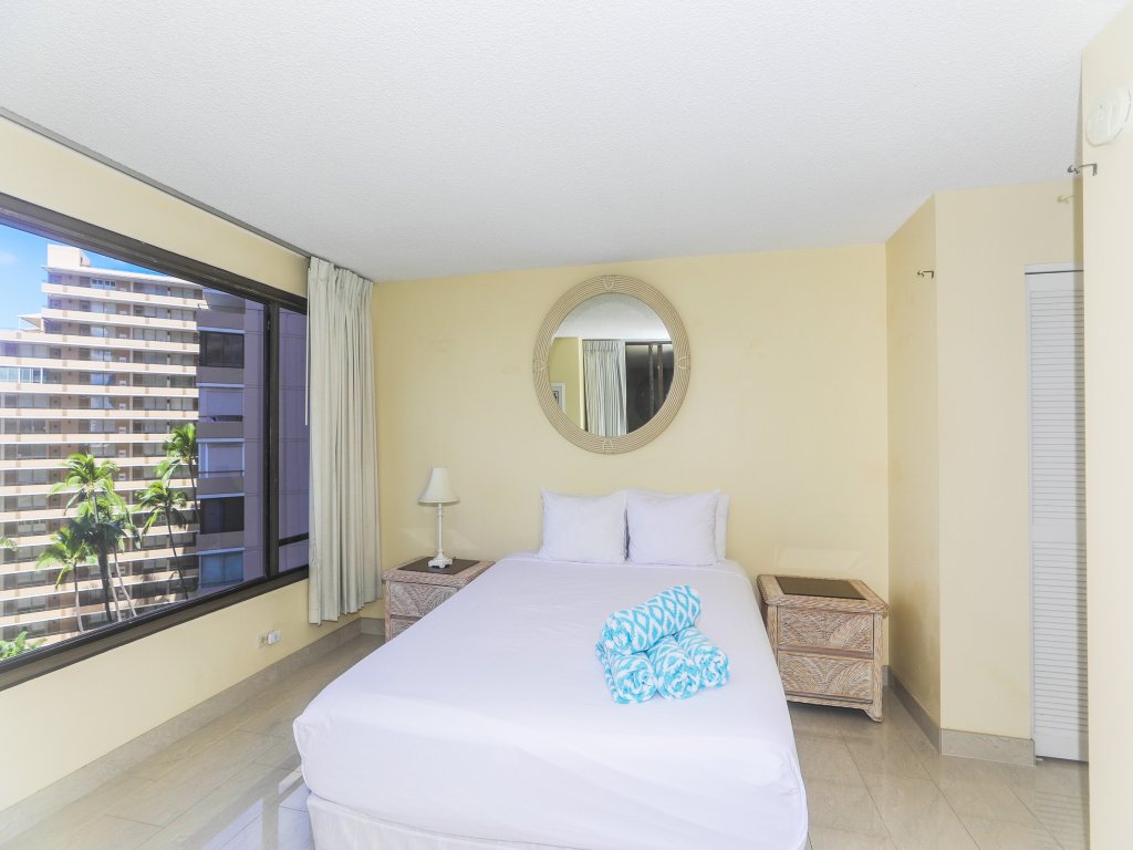 Discovery Bay 1103 Vacation Rental in Honolulu - RedAwning