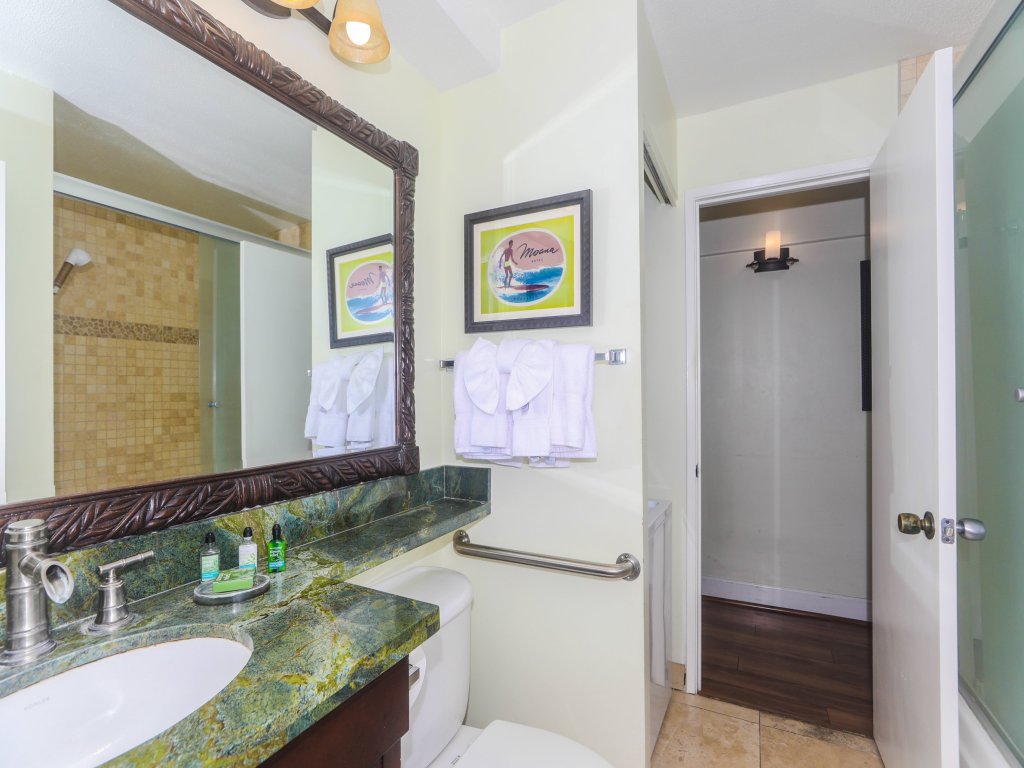 Discovery Bay 3719 Vacation Rental in Honolulu - RedAwning
