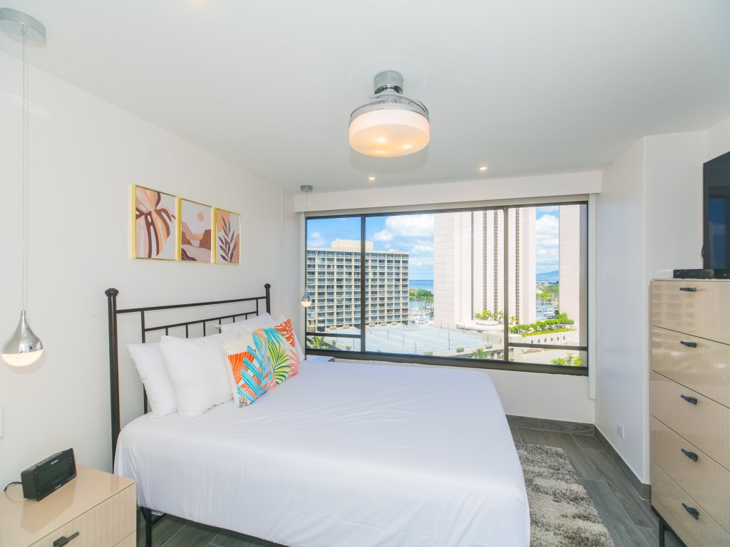 Discovery Bay 1602 Vacation Rental in Honolulu - RedAwning