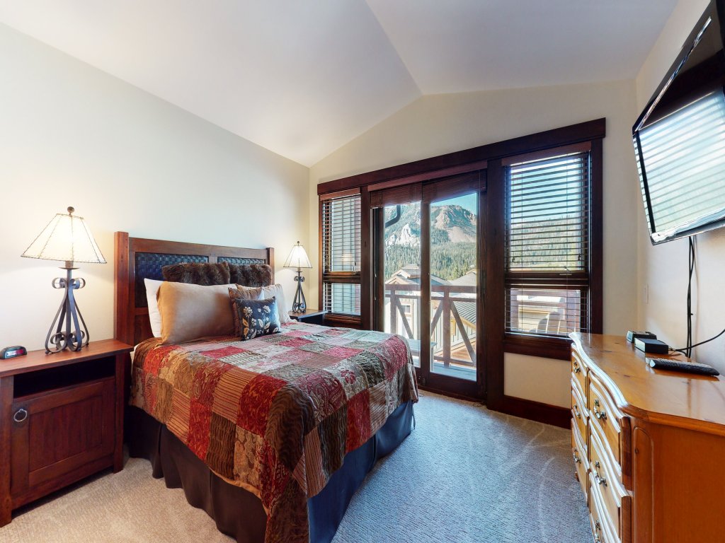 Juniper Crest 7 Private Hot Tub, 2 Car Garage, BBQ, Walk to the Lifts and Mountain Views Vacation Rental in Mammoth Lakes - RedAwning