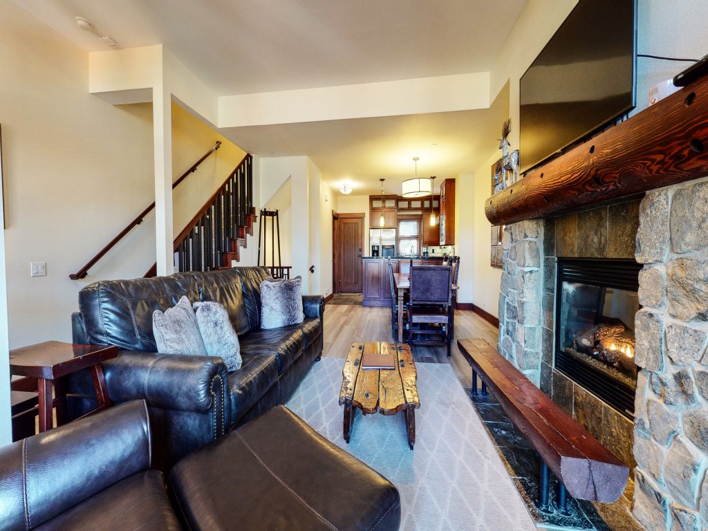 Juniper Crest 7 Private Hot Tub, 2 Car Garage, BBQ, Walk to the Lifts and Mountain Views Vacation Rental in Mammoth Lakes - RedAwning