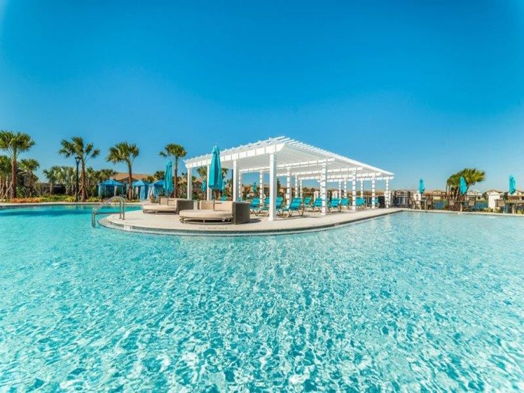 Headline Vacation Rental in Kissimmee - RedAwning