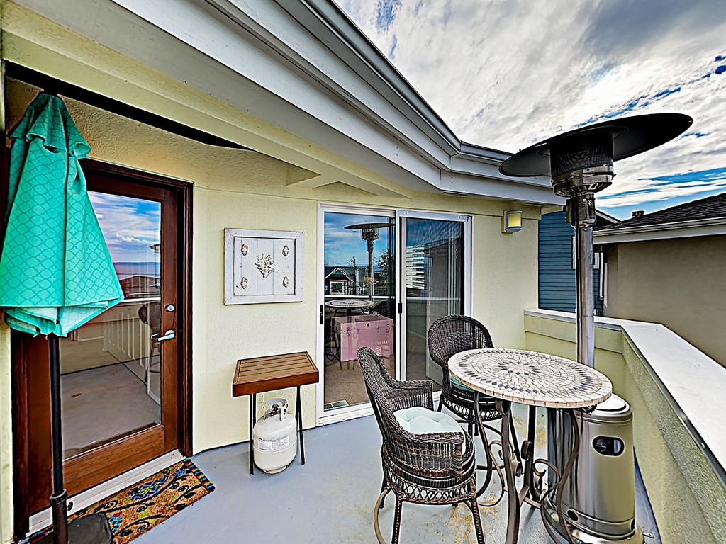 New Listing! Chic Alki Beach Retreat w/ Bay Views RA316572 RedAwning