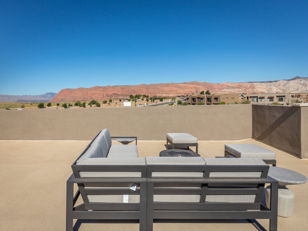 Amazing Modern Ledges Paradise Vacation Rental in St. George - RedAwning