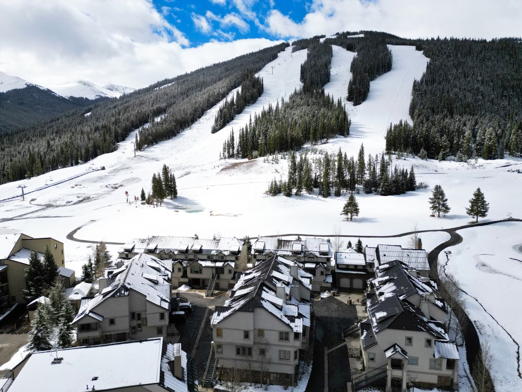 Pet Friendly, Slope-side, Spacious Town Home - ER21 Vacation Rental in Copper Mountain - RedAwning