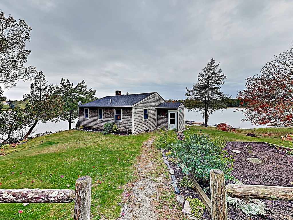 New Listing Waterfront Cottage Near Acadia Park Ra318102