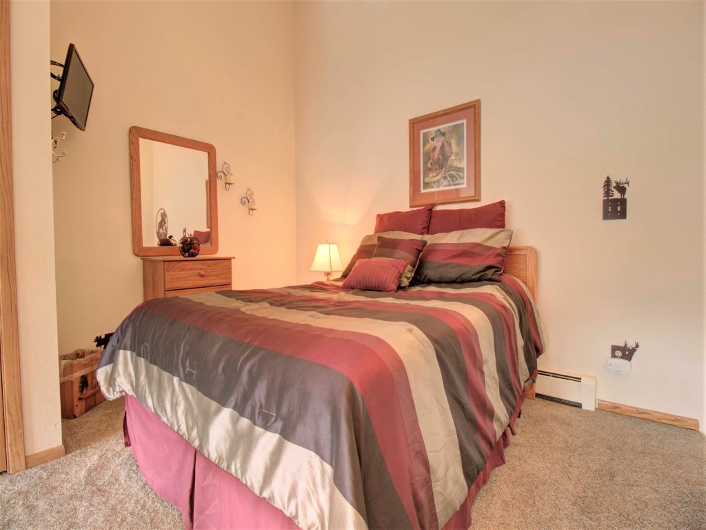 DD402E Buffalo Village Studio Vacation Rental in Silverthorne - RedAwning