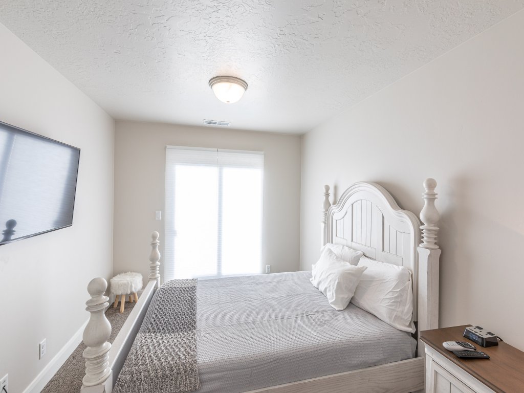 Red Cliff Farmhouse Vacation Rental in St. George - RedAwning