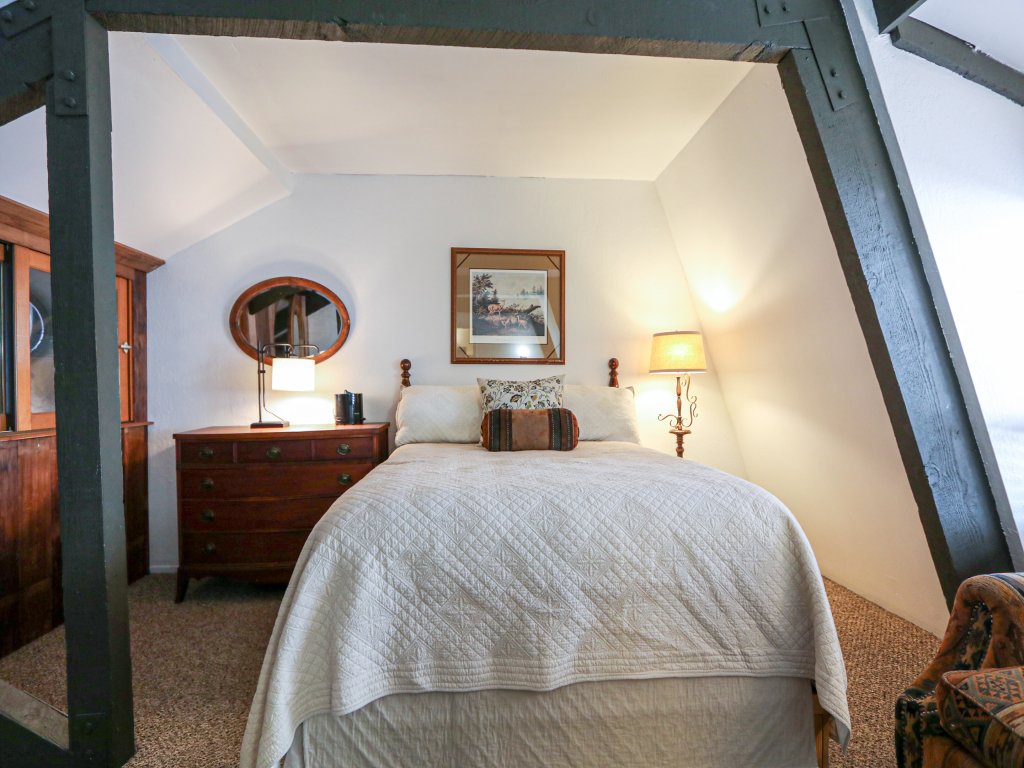Bigwood 80 Remodeled, Private Washer Dryer, Close to Eagle Lodge Vacation Rental in Mammoth Lakes - RedAwning