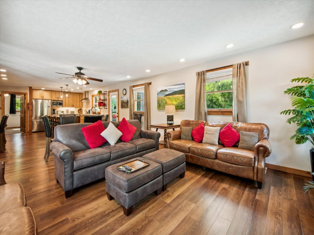 Emory House Vacation Rental in Pigeon Forge - RedAwning