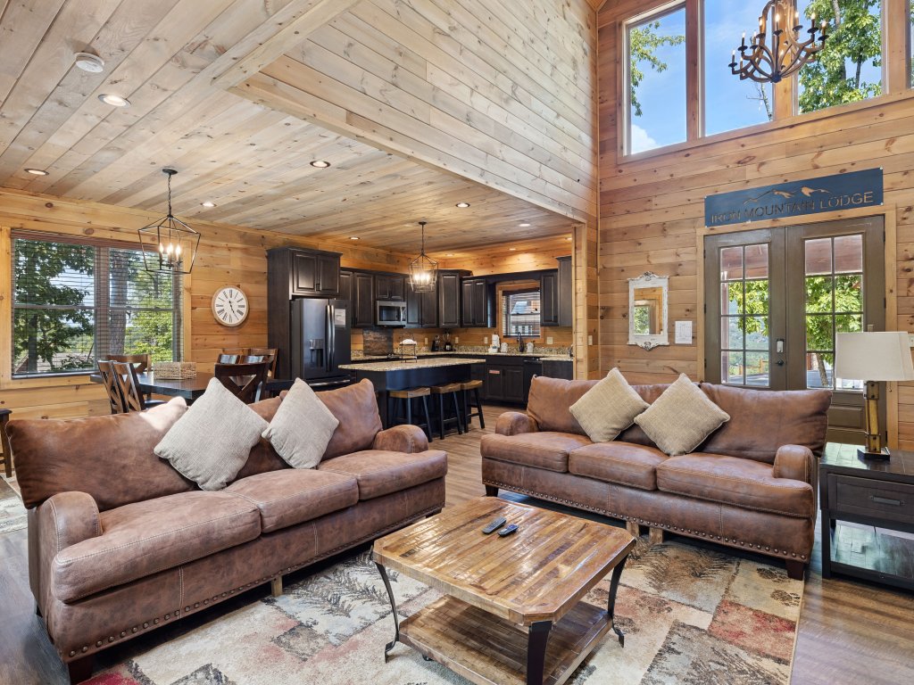 Iron Mountain Lodge Vacation Rental in Sevierville - RedAwning