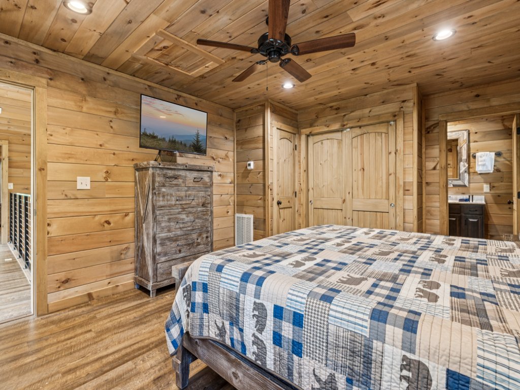 Iron Mountain Lodge Vacation Rental in Sevierville - RedAwning