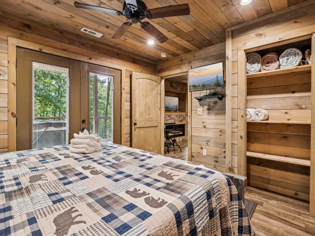 Iron Mountain Lodge Vacation Rental in Sevierville - RedAwning