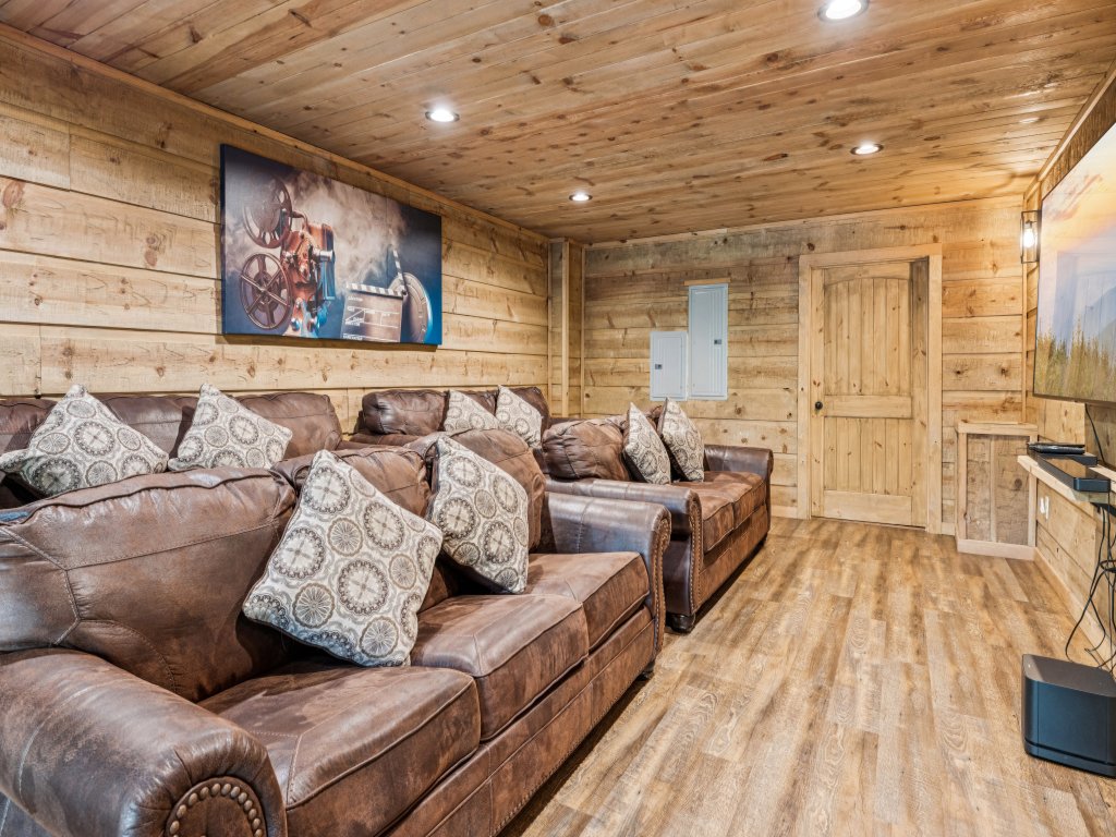 Iron Mountain Lodge Vacation Rental in Sevierville - RedAwning