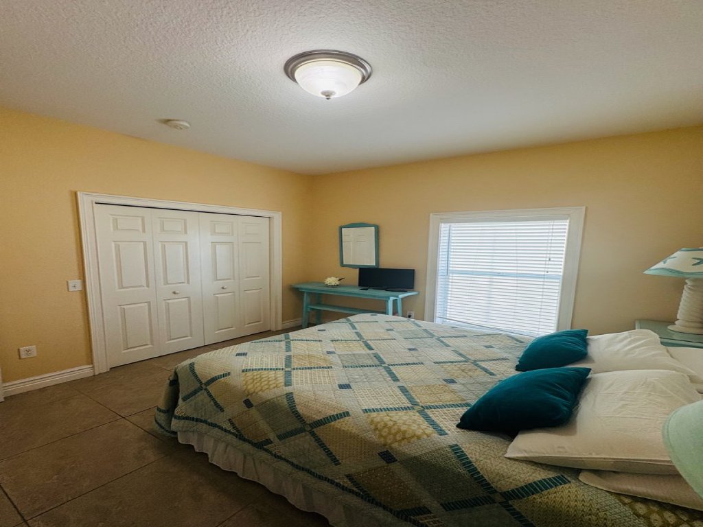 102 6TH Street South Up and Down Vacation Rental in Bradenton Beach - RedAwning