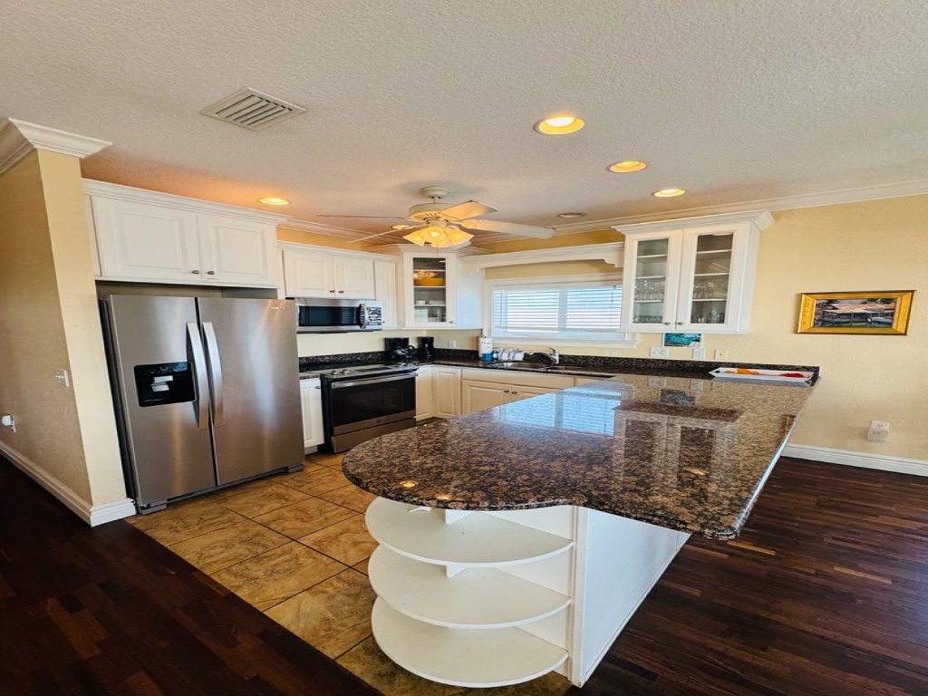 102 6TH Street South Up and Down Vacation Rental in Bradenton Beach - RedAwning