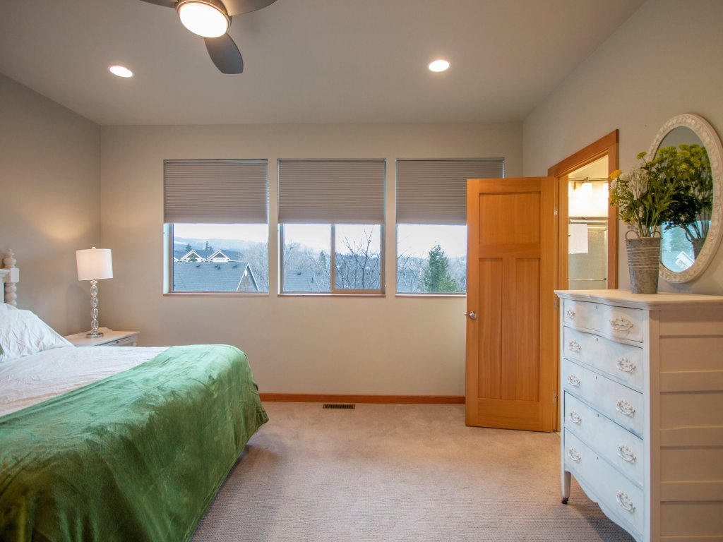 Blackberry Bramble Vacation Rental in Hood River - RedAwning