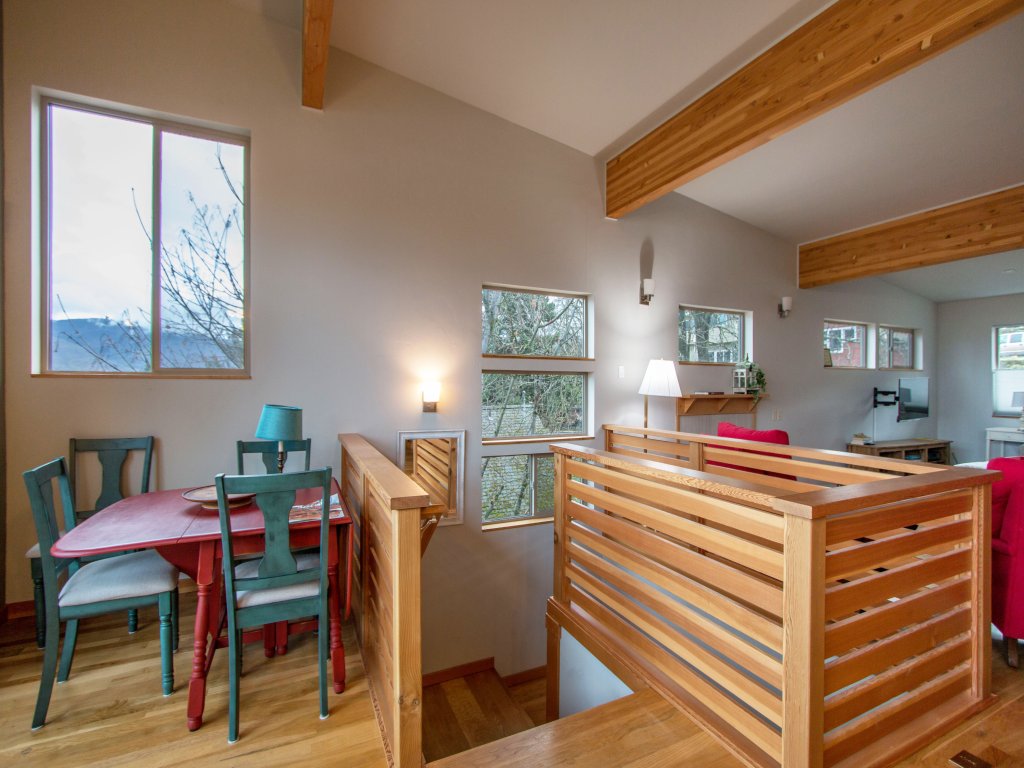Blackberry Bramble Vacation Rental in Hood River - RedAwning