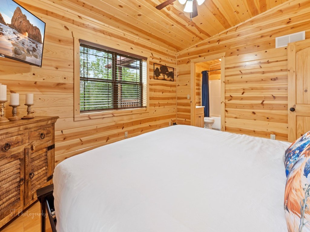 Foxes' Den Cabin with Private Hot Tub and Arcade Game Vacation Rental in Pigeon Forge - RedAwning