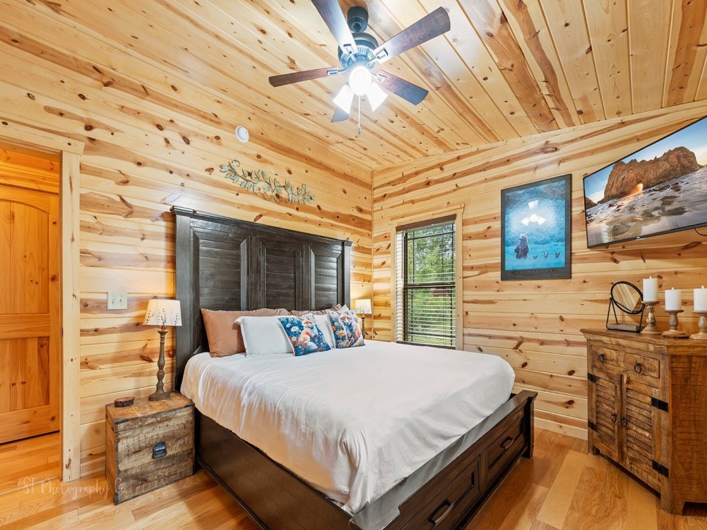 Foxes' Den Cabin with Private Hot Tub and Arcade Game Vacation Rental in Pigeon Forge - RedAwning