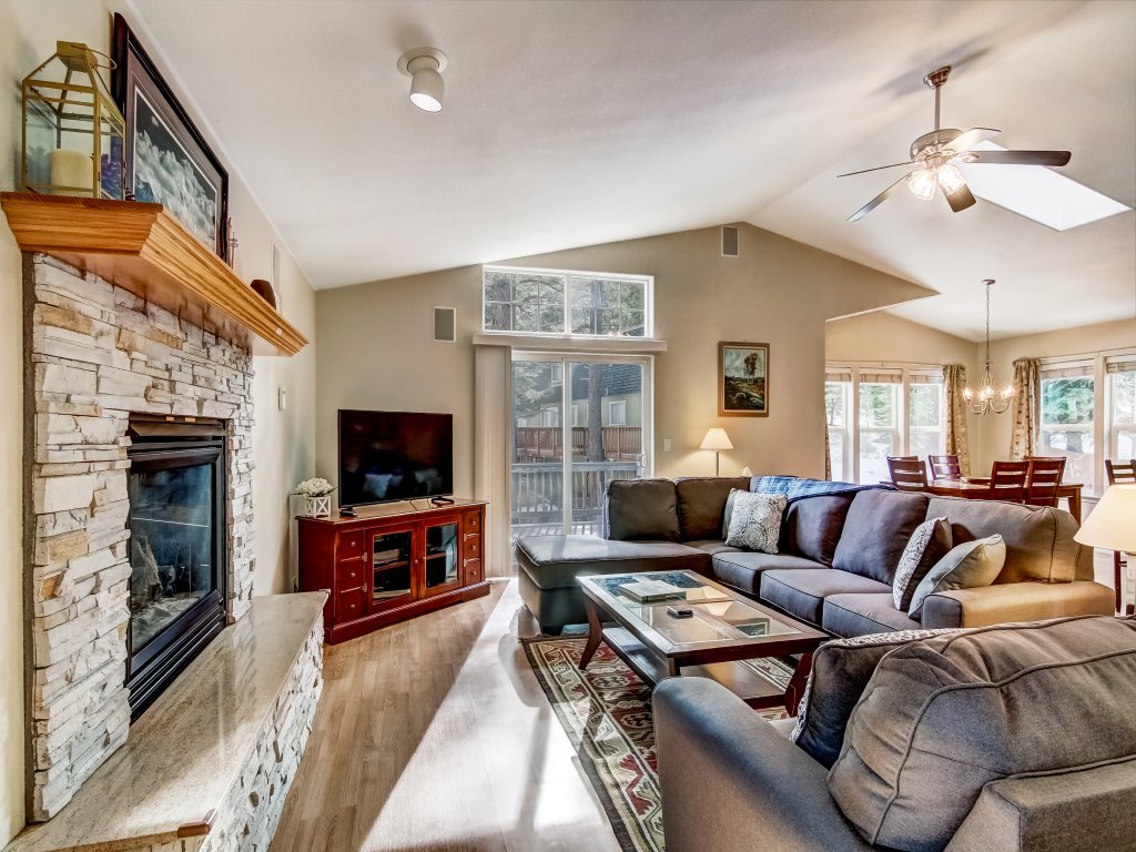 The Golden Bear Retreat 1144GB Hot Tub Pet Friendly Vacation Rental in California - RedAwning