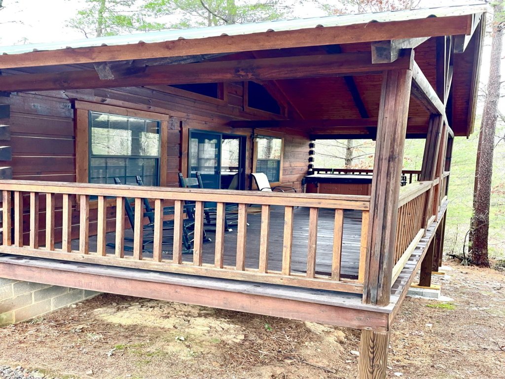 Crazy Bear, Studio, King Bed, Kitchen, Hot Tub! Vacation Rental in Tennessee - RedAwning