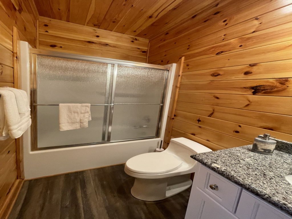Diamond Bear, TN Nature on 140 acres with a lake! Vacation Rental in Tennessee - RedAwning
