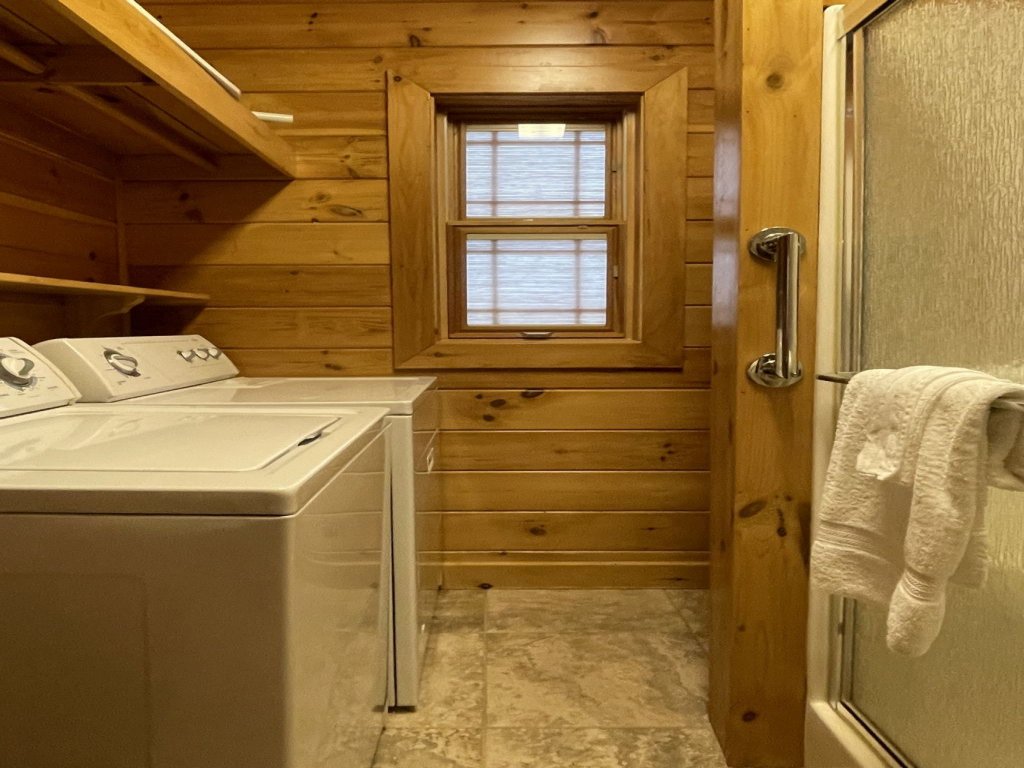 Parkland, Deluxe Log Cabin, a Hot Tub and a Lake! Vacation Rental in Tennessee - RedAwning