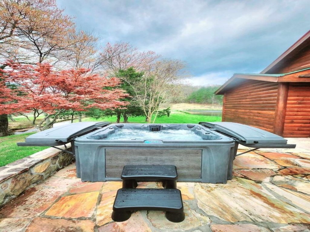Parkland, Deluxe Log Cabin, a Hot Tub and a Lake! Vacation Rental in Tennessee - RedAwning