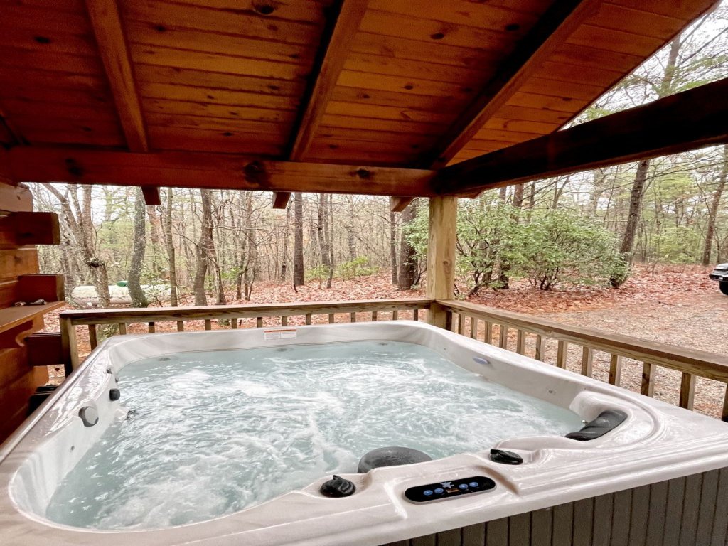 Laurel Wood - Hot Tub, King Bed, Dog Friendly! Vacation Rental in Tennessee - RedAwning