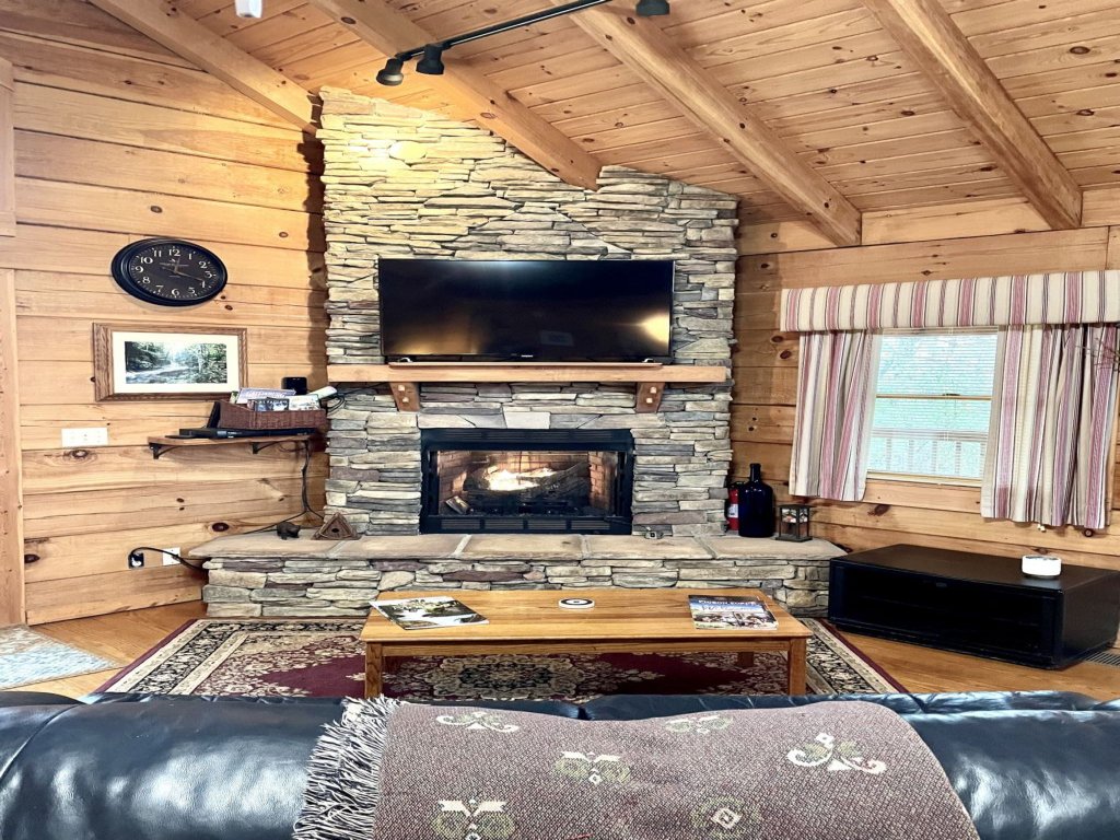 Laurel Wood - Hot Tub, King Bed, Dog Friendly! Vacation Rental in Tennessee - RedAwning