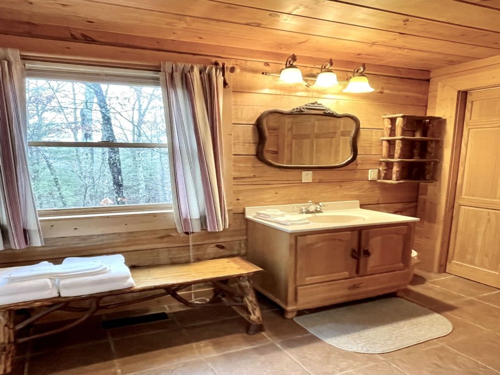 Laurel Wood - Hot Tub, King Bed, Dog Friendly! Vacation Rental in Tennessee - RedAwning