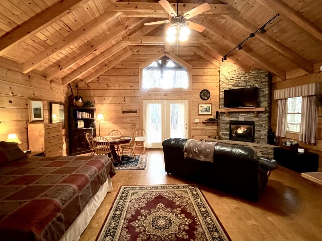 Laurel Wood - Hot Tub, King Bed, Dog Friendly! Vacation Rental in Tennessee - RedAwning