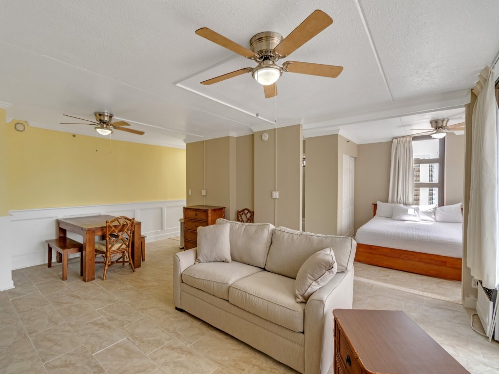 22nd Floor Condo with Stunning Ocean Views and Free Parking! Vacation Rental in Honolulu - RedAwning