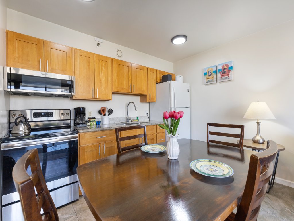 Light & Airy 8th Floor Ocean View Condo with Lanai and FREE Parking! Vacation Rental in Honolulu - RedAwning