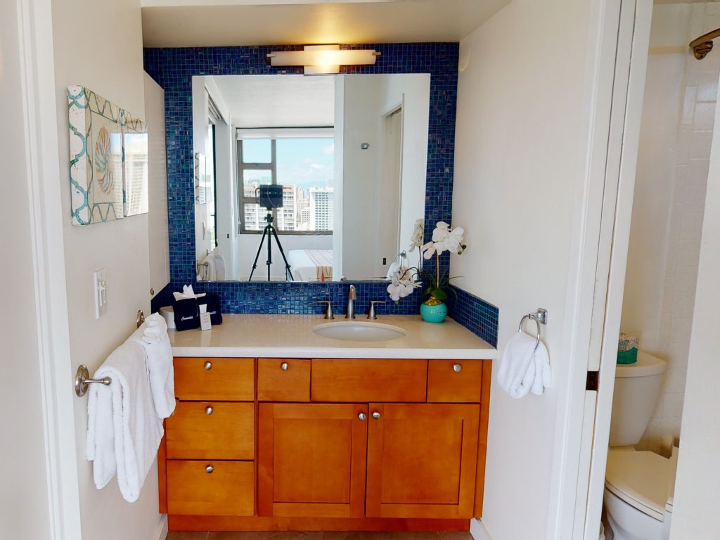 Artsy 32nd Floor Condo with Modern Furnishings & Gorgeous Ocean Views Vacation Rental in Honolulu - RedAwning