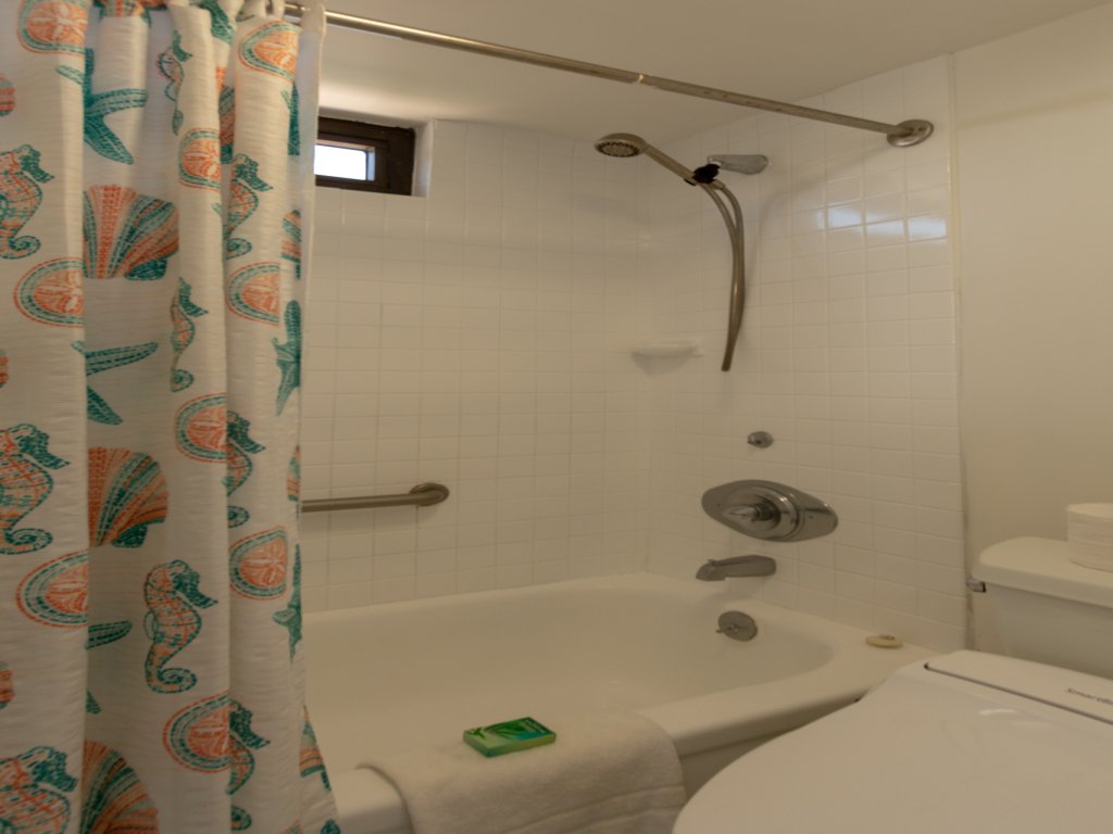 21st Floor Condo With View of Ko'olau Mountains and the Ala Wai Canal Vacation Rental in Honolulu - RedAwning