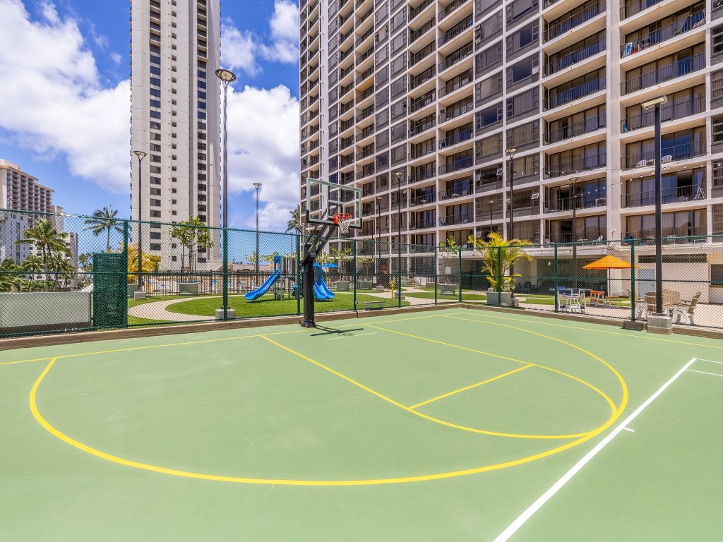 Spacious 14th Floor Corner Suite, Partial Diamond Head and Ocean Views, FREE Parking! Vacation Rental in Honolulu - RedAwning
