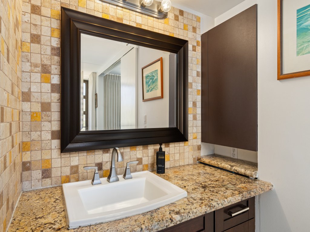 Spacious 14th Floor Corner Suite, Partial Diamond Head and Ocean Views, FREE Parking! Vacation Rental in Honolulu - RedAwning