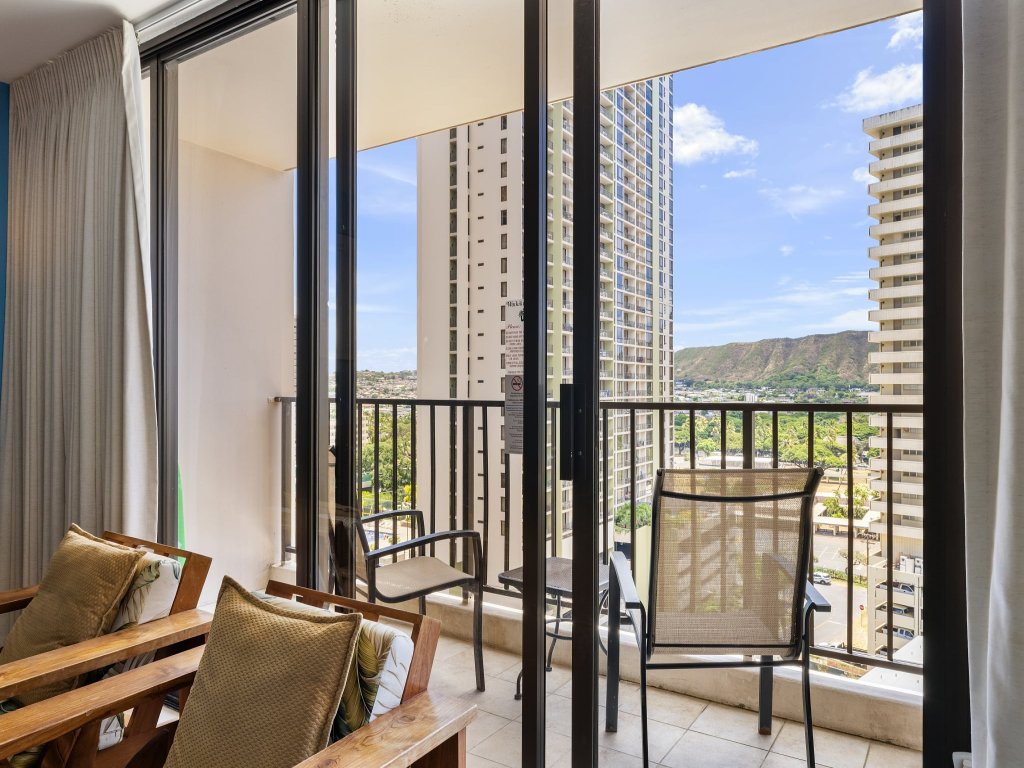 Spacious 14th Floor Corner Suite, Partial Diamond Head and Ocean Views, FREE Parking! Vacation Rental in Honolulu - RedAwning