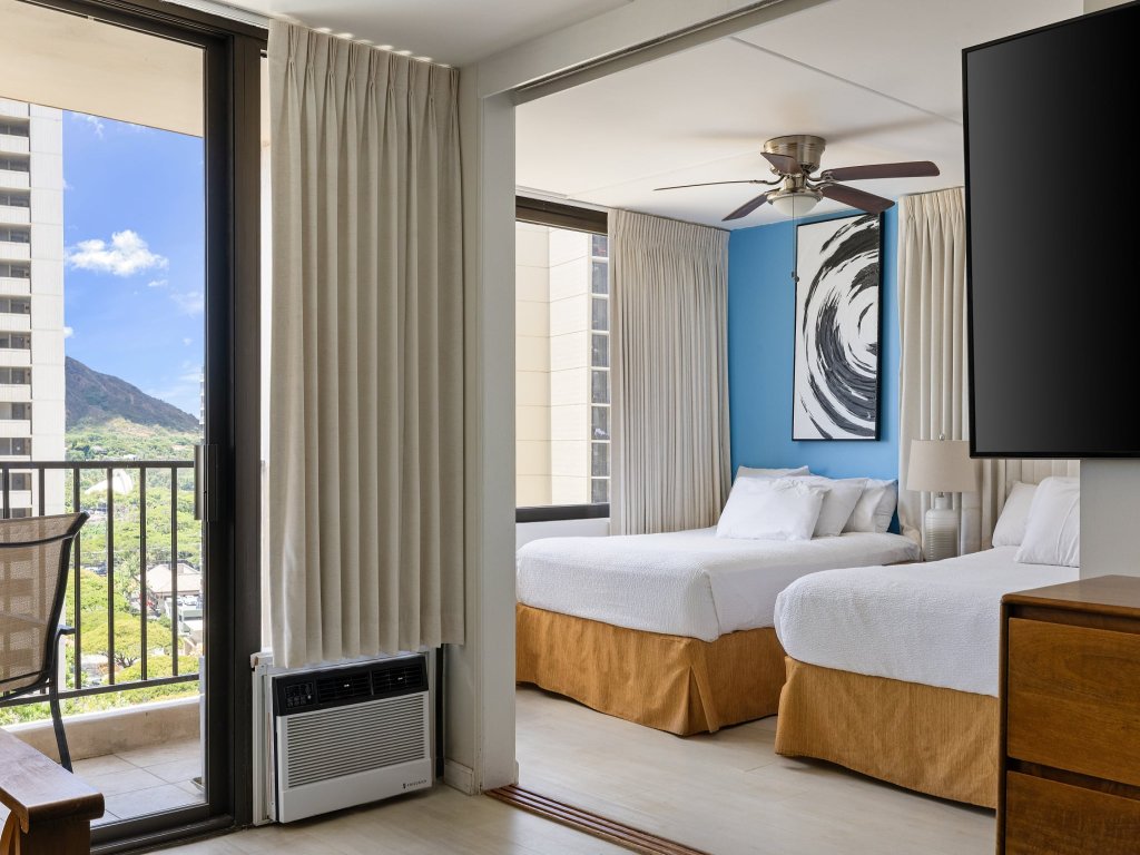 Spacious 14th Floor Corner Suite, Partial Diamond Head and Ocean Views, FREE Parking! Vacation Rental in Honolulu - RedAwning