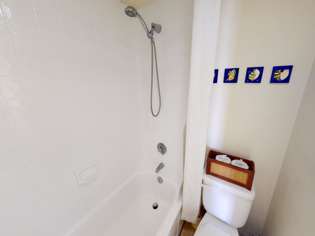 Deluxe Condo Near Waikiki Beach - Free Parking Vacation Rental in Honolulu - RedAwning