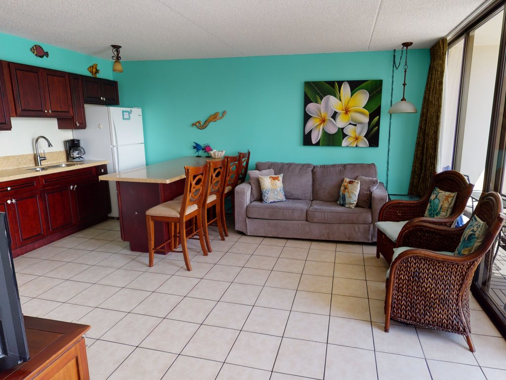 Deluxe Condo Near Waikiki Beach - Free Parking Vacation Rental in Honolulu - RedAwning