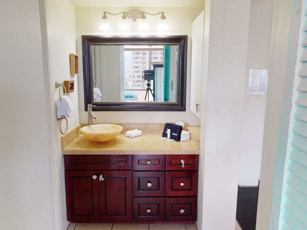 Deluxe Condo Near Waikiki Beach - Free Parking Vacation Rental in Honolulu - RedAwning