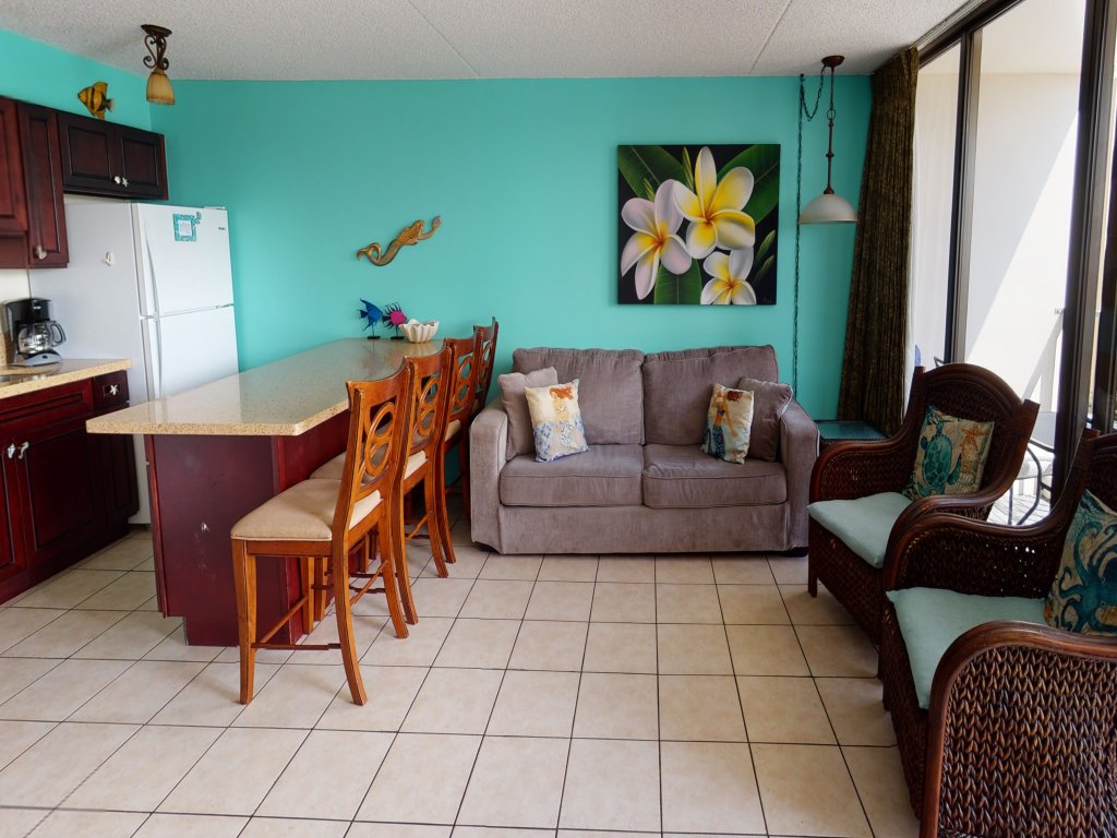 Deluxe Condo Near Waikiki Beach - Free Parking Vacation Rental in Honolulu - RedAwning